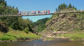 Op een paar kilometer afstand van kampeerboerderij La Source bevindt zich Viaduc de Garabit met z'n enorme stuwmeer met o.a. deze prachtige hangbrug.