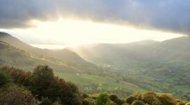 De zon zien opkomen tijdens een prachtige wandeling op de Puy Mary van 1787 meter hoog in de Cantal, Auvergne.