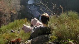 Relaxen in de Franse zon tijdens een vakantie in de Auvergne op kampeerboerderij La Source.