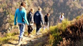 De Cantal leent zich bij uitstek voor mooie wandelingen (de lange afstandsroute komt langs ons huis) en tochtjes op de mountainbike of te paard. Rond kampeerboerderij La Source hebben we verschillende routes uitgezet.