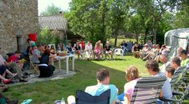 Groepen kunnen op kampeerboerderij La Source slapen in tenten op de kampeerwei en als extra de multifunctionele ruimte, op onze hooizolder huren.