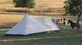 Glooiende groene kampeerwei voor tenten en caravans in de Auvergne van ongeveer 1 ha met 10 kampeerplekken met extra schaduw en privacy en voorzien van stroom