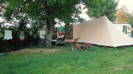 Ruime groene camping met kampeerwei in de Cantal met uitstekende sanitaire voorzieningen.