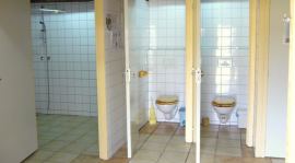 Uitstekende sanitaire voorzieningen met een ruime badkamer (met douche, toilet en wastafel, rolstoeltoegankelijk), 2 extra douches, 2 extra wc’s, 2 wastafels