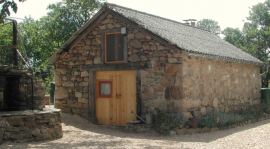 Deze prachtig authentieke gite in de Franse Auvergne is te huur gedurende het hele jaar.