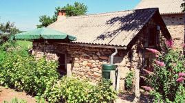 Een prachtig authentiek vakantiehuisje te huur in de Franse Cantal. Naast het huisje is een privé terras met tuinameublement en barbeque en uitzicht op de moestuin.