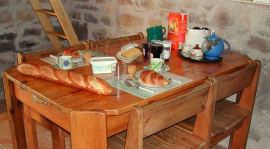 Buiten de schoolvakanties is er een mogelijkheid voor logies met ontbijt in ons vakantiehuisje wat te huur is in de Auvergne.