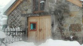Het vakantiehuisje is het gehele jaar door te huur. In de winter tijdens de wintersport tijd is het huisje goed te bewonen dankzij de hete luchtverwarming en het sfeervolle houtkacheltje.